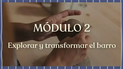 Módulo 2: explorar y transformar el barro. Unas manos modelan una pieza pequeña sobre una mesa de madera