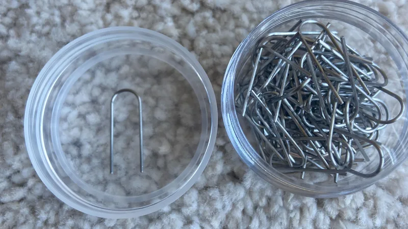 Nati muestra cómo se colocan los ganchos de alambre kanthal en una pieza colgante