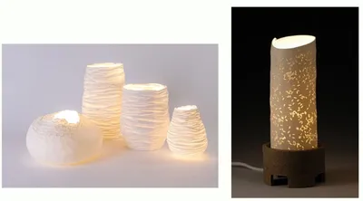 Vasijas y una lámpara de porcelana traslúcida, iluminadas desde adentro